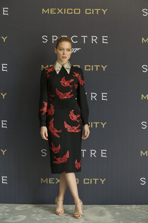Lea Seydoux con vestido midi negro con motivos de pájaros rojos en el photocall de la premiere de 'Spectre' en Méjico