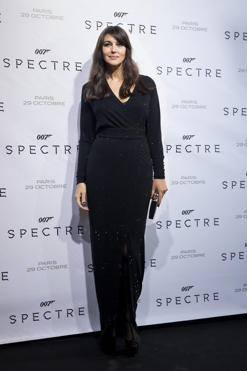 Monica Bellucci con vestido negro con brillos en la premiere de 'Spectre' en Francia