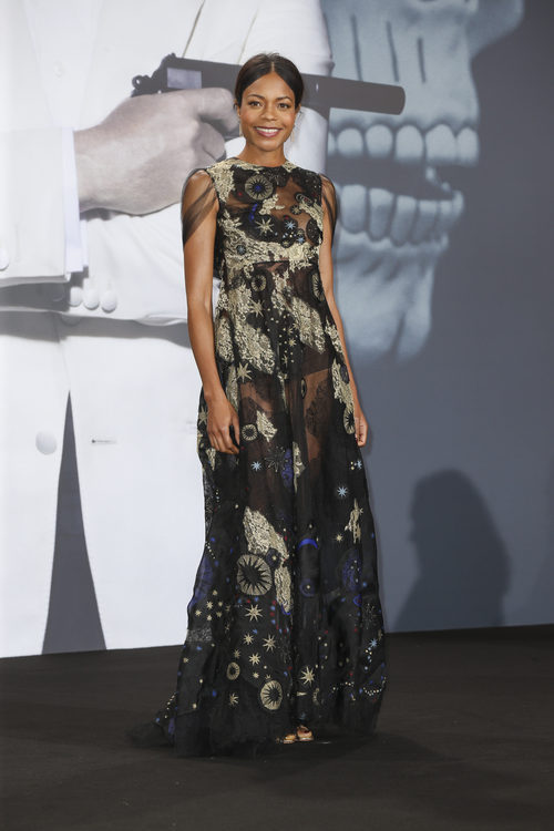 Naomie Harris con vestido de transparencias azul negro y beige en la premiere de 'Spectre' en Alemania