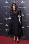 Monica Bellucci con vestido negro con transparencias y motivos florales en la premiere de 'Spectre' en Madrid