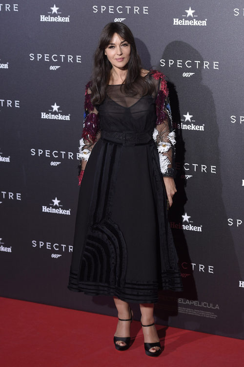 Monica Bellucci con vestido negro con transparencias y motivos florales en la premiere de 'Spectre' en Madrid