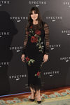Monica Bellucci con vestido negro y rosas en el photocall de la premiere de 'Spectre' en Madrid