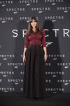 Monica Bellucci con falda negra y camisa granate en el photo call de la premiere 'Spectre' en Roma