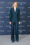 Lea Seydoux con traje de chaqueta estampado verde y azul en el photocall de Londres