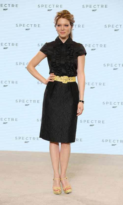 Lea Seydoux con vestido negro y cinturón amarillo en el evento del anuncio de la película Spectre en Londres