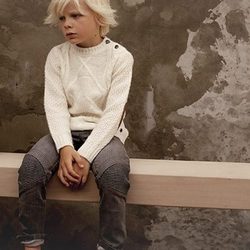 Jersey de punto beige de la colección cápsula Kids Premium de IKKSy