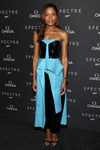 Naomie Harris con vestido azul y negro en la premiere de Spectre en Los Ángeles 