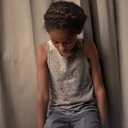 Camiseta gris con mensaje de  de la colección cápsula Kids Premium de IKKS