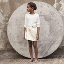 Camiseta blanca y falda beige con mensaje de de la colección cápsula Kids Premium de IKKS