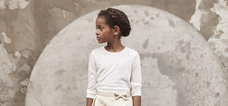 Camiseta blanca y falda beige con mensaje de  de la colección cápsula Kids Premium de IKKS