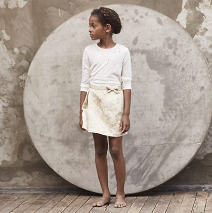 Camiseta blanca y falda beige con mensaje de de la colección cápsula Kids Premium de IKKS