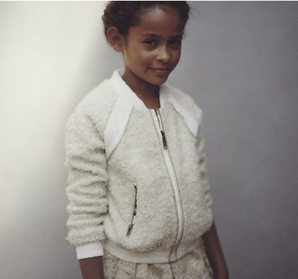 Chaqueta blanco crudo de pelo de de la colección cápsula Kids Premium de IKKS
