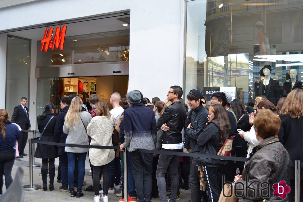 Cola en Madrid tras ponerse a la venta la colección cápsula de Balmain para H&M