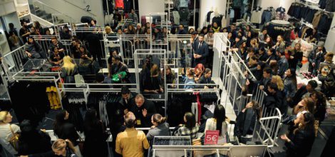 Tienda de H&M de Florencia repleta tras ponerse a la venta la colección de Balmain