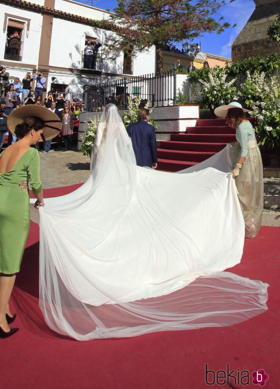 Espalda y cola del vestido de novia de Eva González firmado por Pronovias