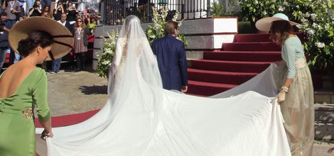 Espalda y cola del vestido de novia de Eva González firmado por Pronovias