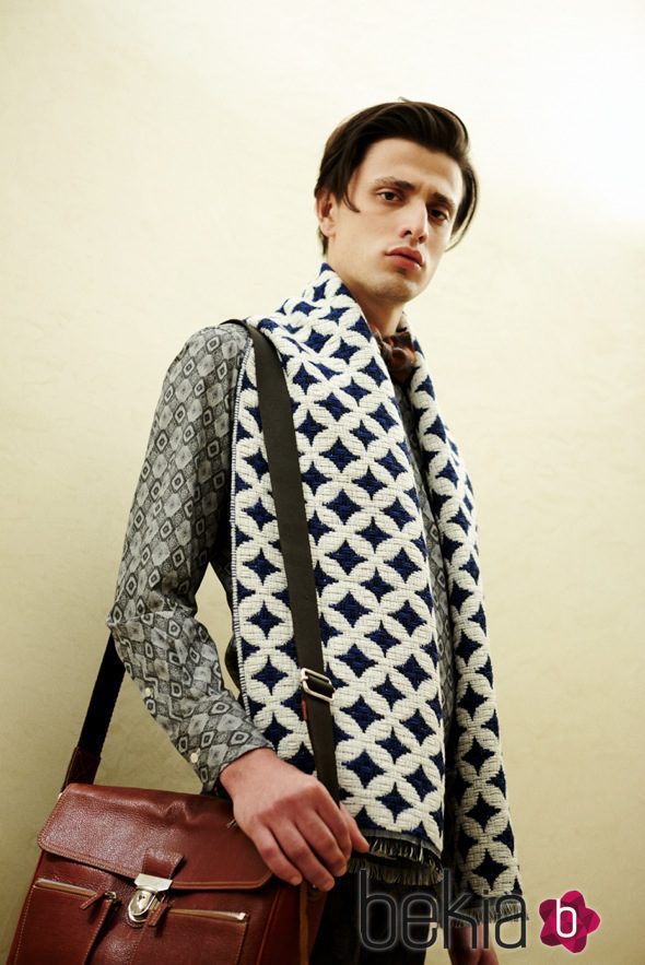Bolso de piel marrón y fular estampado azul y blanco de la colección otoño/invierno 2015/2016 de SOLOiO