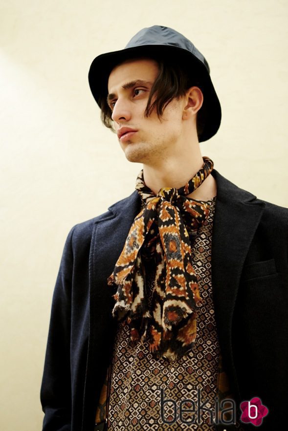 Sombrero azul liso y pañuelo de estampado étnico de la colección otoño/invierno 2015/2016 de SOLOiO