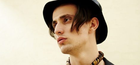 Sombrero azul liso y pañuelo de estampado étnico de la colección otoño/invierno 2015/2016 de SOLOiO
