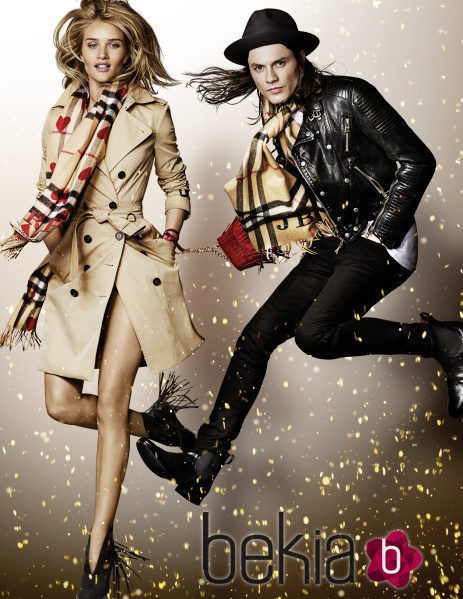 Rosie Huntington y James Bay en la campaña de Navidad 2015 de Burberry