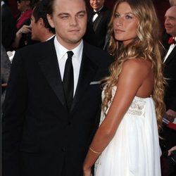 Gisele Bündchen con vestido Blanco junto con Leonardo DiCaprio en la Gala de los Oscar 2005