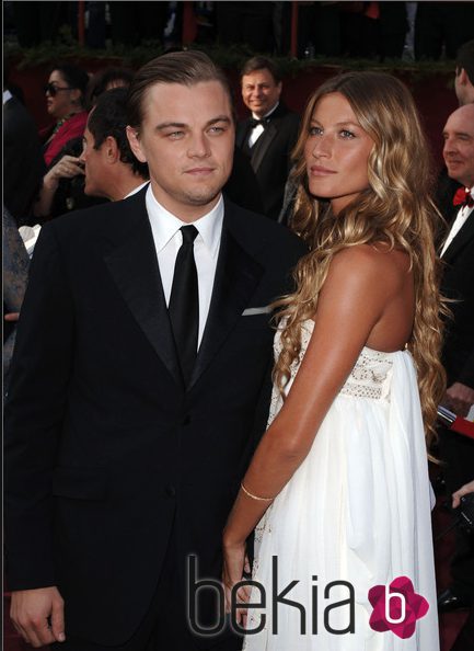 Gisele Bündchen con vestido Blanco junto con Leonardo DiCaprio en la Gala de los Oscar 2005