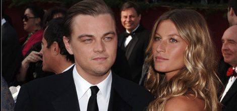 Gisele Bündchen con vestido Blanco junto con Leonardo DiCaprio en la Gala de los Oscar 2005
