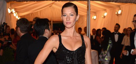 Gisele Bündchen con vestido negro con brillantes en la Gala MET 2012