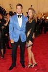 Gisele Bündchen con vestido negro con pequeñas aberturas laterales 