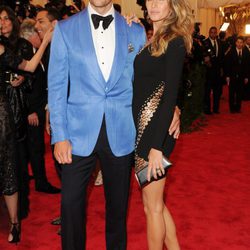 Gisele Bündchen con vestido negro con pequeñas aberturas laterales 