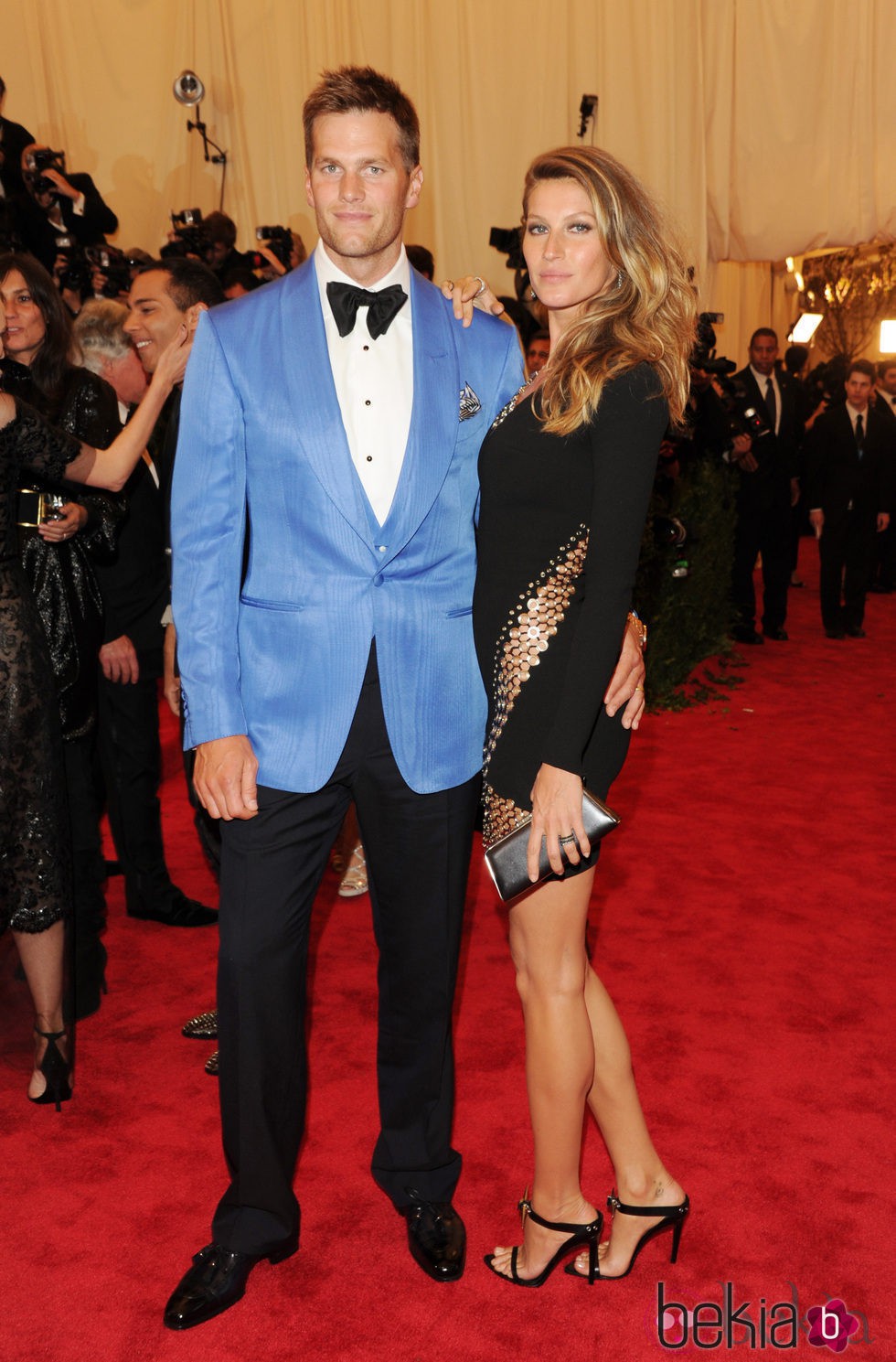 Gisele Bündchen con vestido negro con pequeñas aberturas laterales 