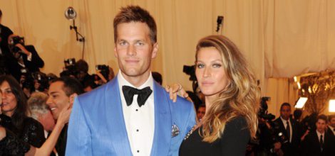 Gisele Bündchen con vestido negro con pequeñas aberturas laterales 