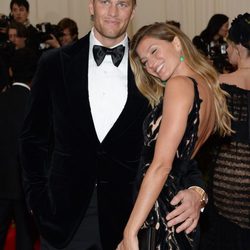 Gisele Bündchen con vestido negro y pendientes verde esmeralda