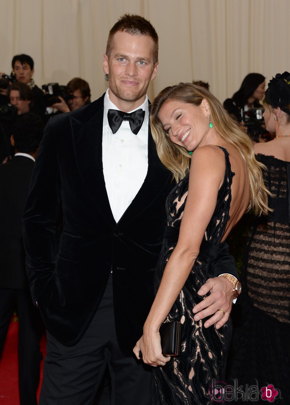 Gisele Bündchen con vestido negro y pendientes verde esmeralda