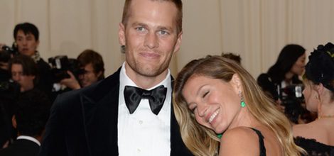 Gisele Bündchen con vestido negro y pendientes verde esmeralda