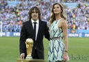 Gisele Bündchen con vestido azul clarito entregando premio a Carles Puyol