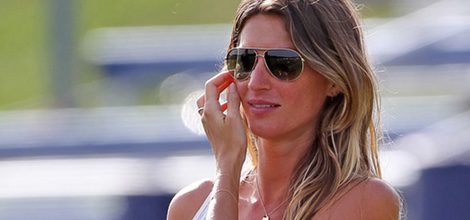 Gisele Bündchen con camiseta blanca de tirantes y pantalón gris oscuro