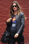 Gisele Bündchen con cazadora de cuero y camiseta rockera