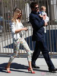 Gisele Bundchen con blazer blanca y pantalón floreado saliendo del bautizo de su hija Vivian con su marido