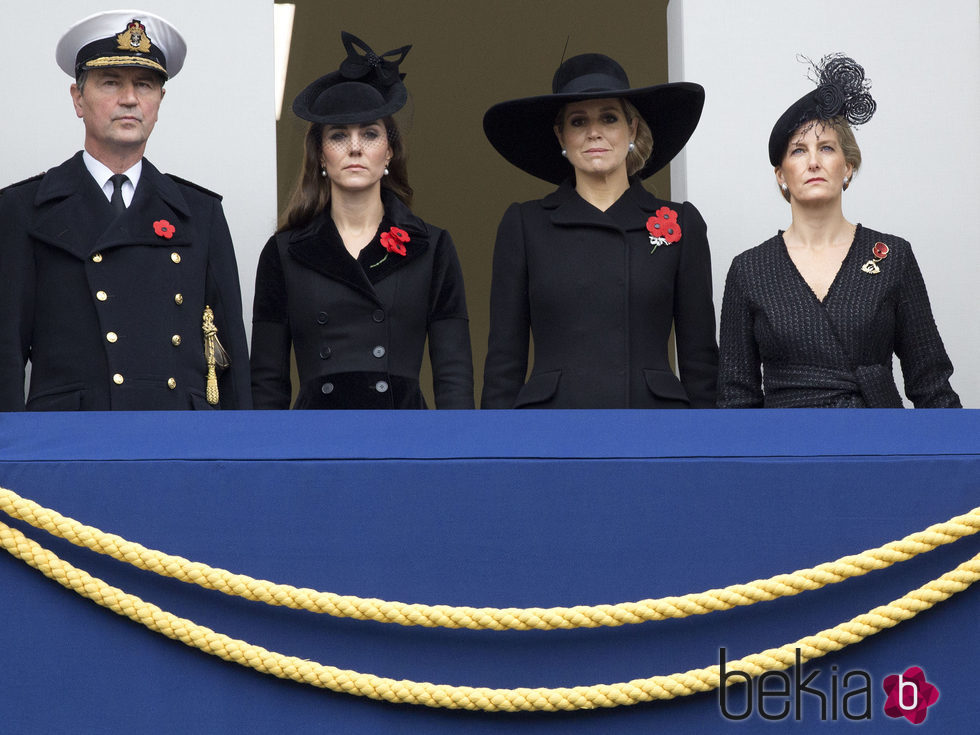 Kate Middleton y Máxima de Holanda con trajes negros en el domingo del recuerdo