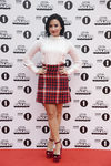 Demi Lovato con un estilismo muy colegial