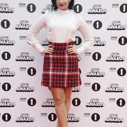 Demi Lovato con un estilismo muy colegial