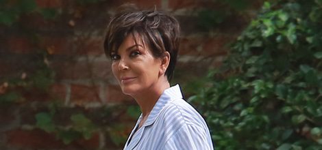 Kris Jenner paseando con atuendo de pijama a rayas azules y blancas