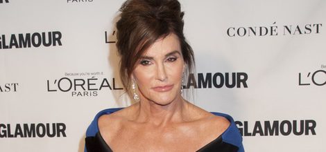 Caitlyn Jenner con vestido azul eléctrico y negro en el 25 aniversario de Glamour