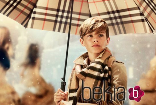 Romeo Beckham en la campaña de Navidad 2015 de la firma Burberry 