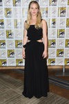 Jennifer Lawrence con vestido negro de Louis Vouitton en el Comic Con de San Diego para promocionar la película 'Los Juegos del Hambre'