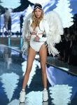 Stella Maxwell con conjunto blanco desfilando para el Fashion Show 2015 de Victoria's Secret