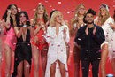 Selena Gómez, Ellie Goulding, y el cantante de The Weekend con las modelos de Victoria's Secret 2015