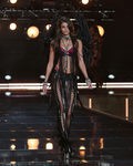 Taylor Hill con conjunto rojo y negro desfilando para el Fashion Show 2015 de Victoria's Secret