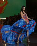 Kendall Jenner con conjunto rojo y azul desfilando para el Fashion Show 2015 de Victoria's Secret